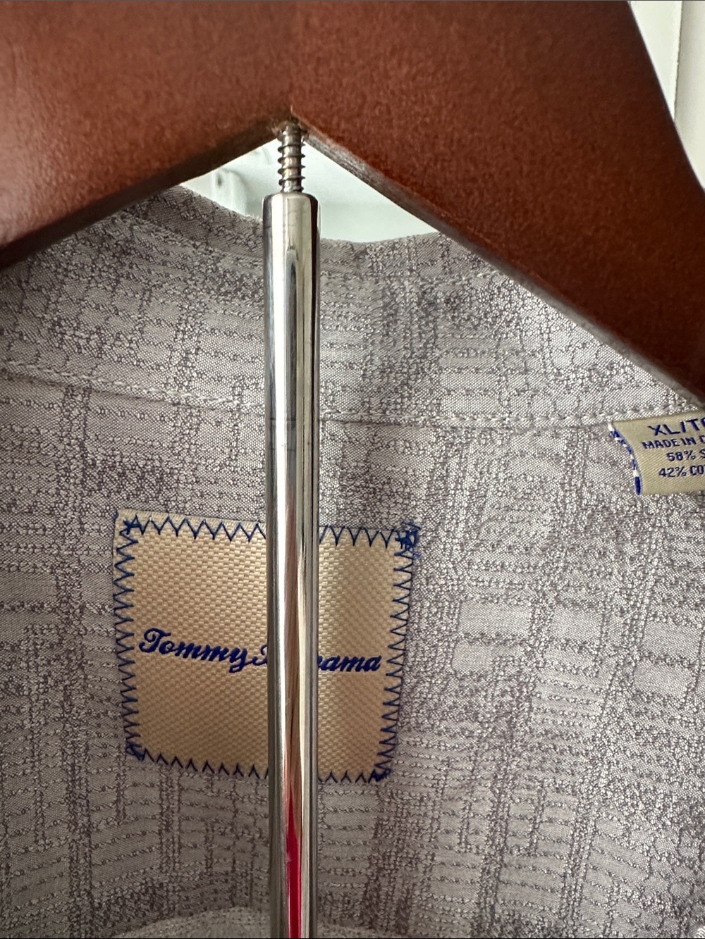 Tommy Bahama Men's Short-Sleeve Button-Down Shirt in Light Gray Pattern - Picture 4 of 9